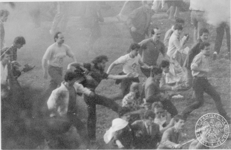 Demonstracja pielgrzymów wracających ze spotkania z Janem Pawłem II na krakowskich błoniach w dymie gazu łzawiącego po rozproszeniu przez milicję. 10 VI 1987 r., sygn. IPN Kr 056/105