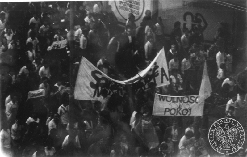 Tłumy wiernych w czasie spotkania z Janem Pawłem II na Błoniach krakowskich. Widoczne transparenty: „Solidarność Nowa Huta” i „Wolność i Pokój”, 10 VI 1987 r. sygn. IPN Kr 056/105