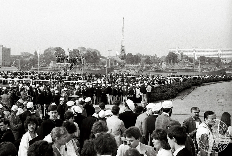 Wierni i członkowie Kościelnej Służby Porządkowej pod pomnikiem Bohaterów Westerplatte w oczekiwaniu na przyjazd Jana Pawła II.W tle widoczne statki. 12 VI 1987 r. Sygnatura: IPNBU-7-7-8-152