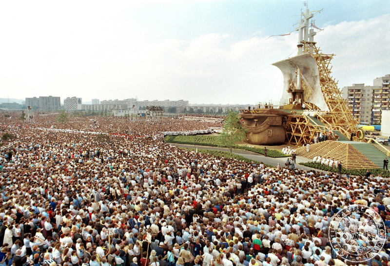 Tłumy wiernych na Mszy Św. dla ludzi pracy z udziałem Jana Pawła II na Gdańskiej Zaspie – po prawej ołtarz papieski stylizowany na dawny żaglowiec floty gdańskiej. 12 VI 1987 r., Sygnatura: IPNBU-7-7-8-45