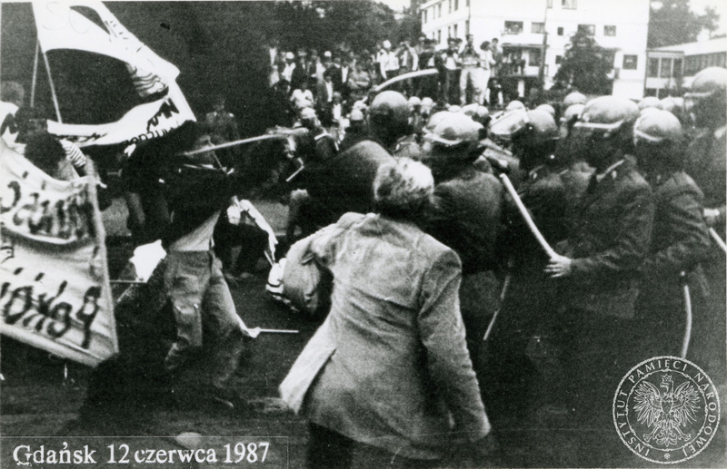 Starcie demonstrantów z oddziałem ZOMO w Gdańsku po mszy św. na Zaspie,  w dn. 12 VI 1987 r., IPN Gd 946/4,