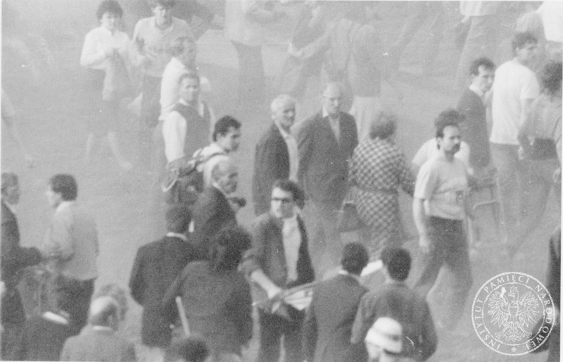 Demonstracja pielgrzymów wracających ze spotkania z Janem Pawłem II na krakowskich błoniach w dymie gazu łzawiącego po rozproszeniu przez milicję. 10 VI 1987 r., sygn. IPN Kr 056/105