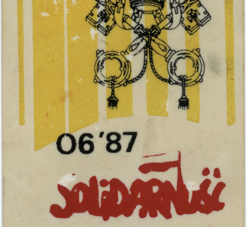 Okolicznościowa przypinka z datą 06’87 oraz napisem „Solidarność” Gdańsk (dar prywatny: Pan Ludwik Kropielnicki, IPN Ki 222/27)