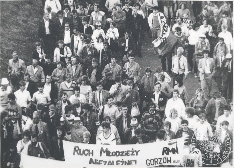 Manifestacja po skończonej mszy św. papieskiej w Gdańsku –Zaspie. Demonstranci niosą transparent o treści „Ruch Młodzieży Niezależnej RMN  Gorzów Wlkp” 12 VI 1987 r. IPN Sz 03/82, k.37-49.
