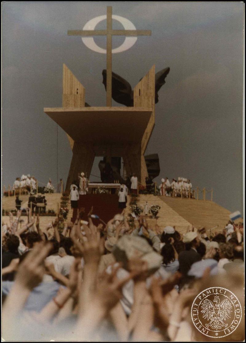 Jan Paweł II (z lewej, na stopniach ołtarza ) pozdrawia wiernych w czasie Mszy św. na Jasnych Błoniach . Widok z tłumu wiernych  11 VI 1987 r. sygnatura: IPN Sz 432/7, s. 4-10