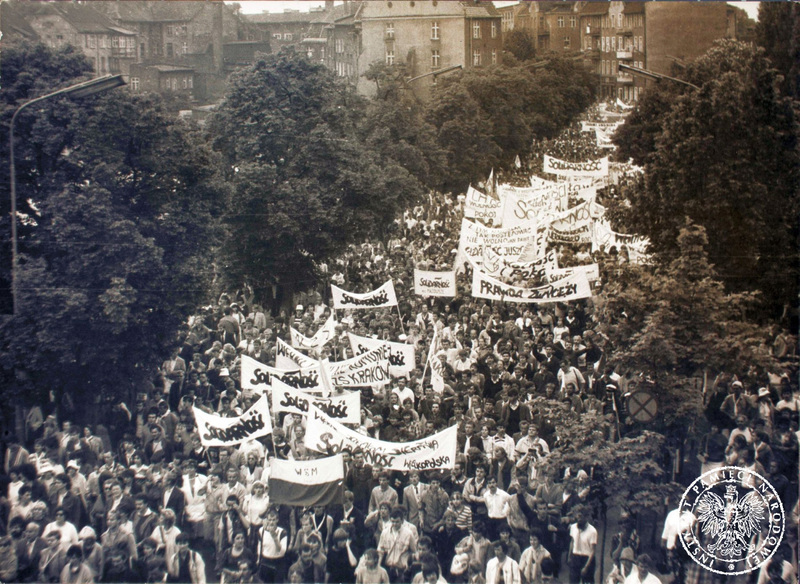 Manifestacja podczas wizyty Ojca Świętego Jana Pawła II w Gdańsku. Na zdjęciu widoczni są ludzie idący z transparentami z napisem Solidarność, prawdopodobnie po papieskiej Mszy świętej na Zaspie, 12 VI 1987 r., IPNRz-3-9-3-6