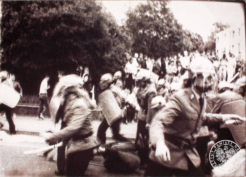 Atak funkcjonariuszy ZOMO na manifestantów po papieskiej Mszy św. na Zaspie, Gdańsk-Wrzeszcz ul. L. Miszewskiego,  12 VI 1987 r., IPNRz-3-9-3-7