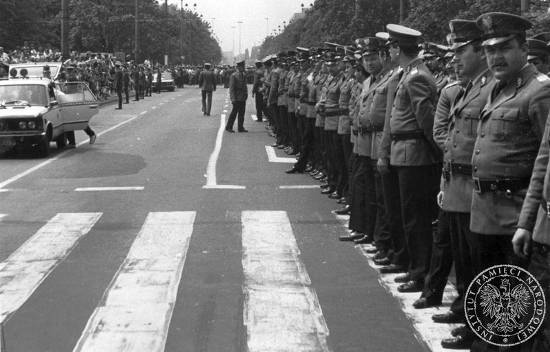 Funkcjonariusze MO w Toruniu stojący w szeregu wzdłuż Alei Żwirki i Wigury w Warszawie. 8 VI lub 14 VI 1987 r. IPN By 449/12