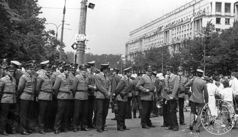 Funkcjonariusze MO w Toruniu stojący w szeregu na rogu ulic  Marszałkowskiej i Królewskiej w Warszawie. 8 VI lub 14 VI 1987 r. IPN By 449/12