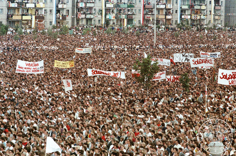 Wierni na Mszy Św. dla ludzi pracy z udziałem Jana Pawła II na Gdańskiej Zaspie trzymają transparenty z napisami „Solidarność” i  ruchu „Wolność i Pokój”. 12 VI 1987 r., Sygnatura: IPNBU-7-7-8-46