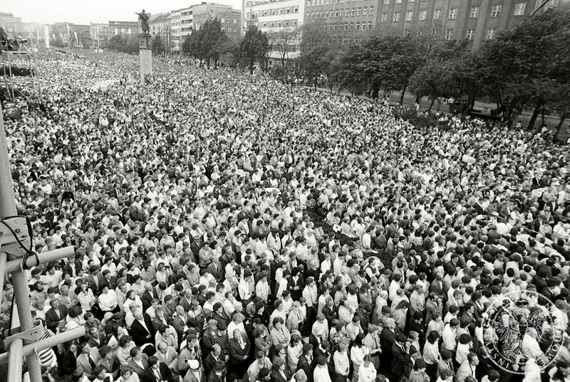 Tłumy wiernych przy Skwerze Kościuszki obserwują spotkanie Jana Pawła II z ludźmi morza. W tle nieistniejący już pomnik- obelisk ku czci Żołnierzy Radzieckich tzw. „Natasza”. 11 VI 1987 r. Sygnatura: IPNBU-7-7-8-217