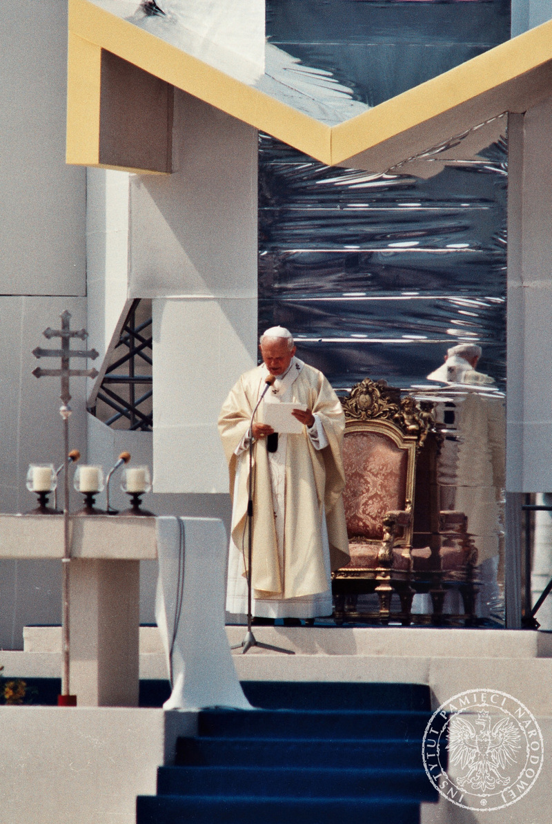 Jan Paweł II przemawia za ołtarzem polowym ustawionym na Placu Defilad w czasie Mszy świętej beatyfikacyjnej biskupa włocławskiego Michała Kozala. 14 VI 1987 r. Sygnatura: IPNBU-7-7-8-246