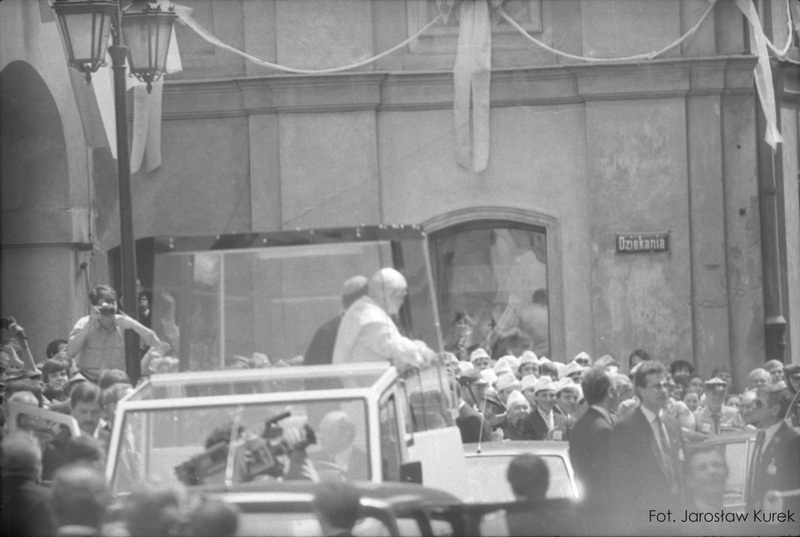 Jan Paweł II i zasłonięty przez niego prymas Polski kardynał Józef Glemp w  papamobile na ulicy Dziekania, w drodze do katedry na Starym Mieście w otoczeniu wiernych 8 VI 1987 r. IPN BU 3620/1