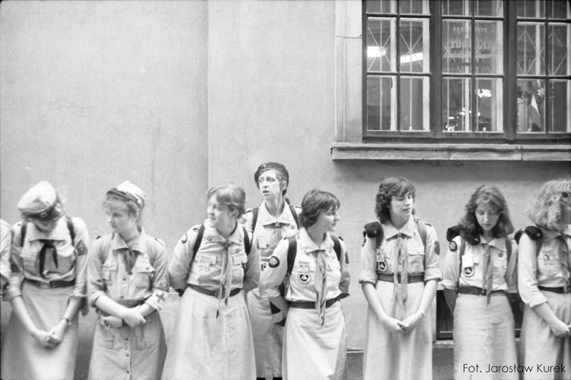 Harcerki z 122 Warszawskiej Drużyny Harcerskiej w oczekiwaniu na przybycie papieża w pobliżu katedry na Starym Mieście. 8 VI 1987 r. IPN BU 3620/1