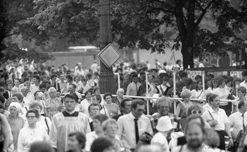 Tłum wiernych zmierzających na mszę św. z udziałem Papieża na Plac Defilad, 14 VI 1987 r. IPN BU 3620/1