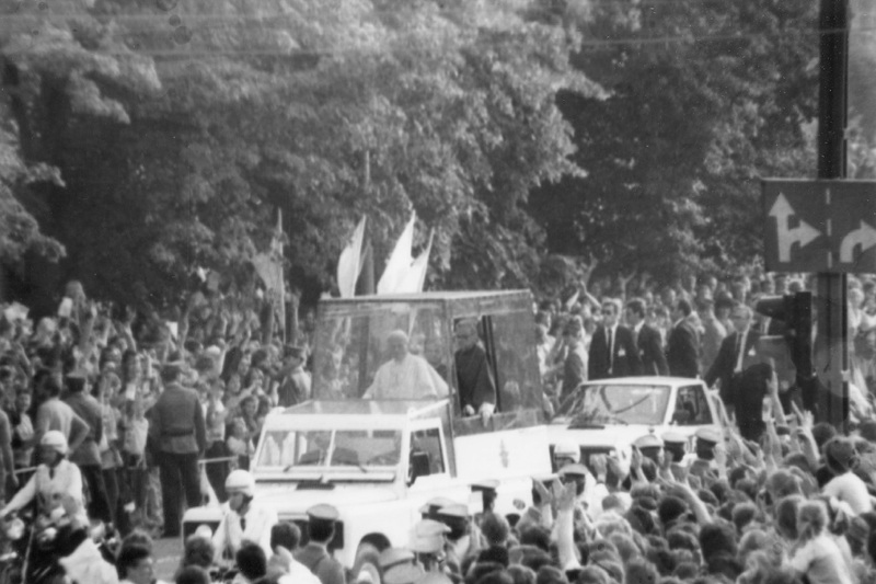 Kraków 10 VI; Jan Paweł II w Krakowie, w drodze na mszę św. na Błoniach w Krakowie w dn. 10 VI 1987 r. (fot. operacyjna SB, IPN Kr 056/105)