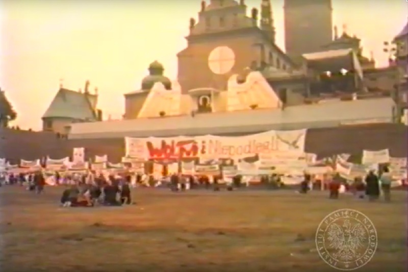 Częstochowa 12-13 VI; Pielgrzymki przed Sanktuarium Matki Bożej Częstochowskiej (kadr z filmu operacyjnego SB z 1987 r.)