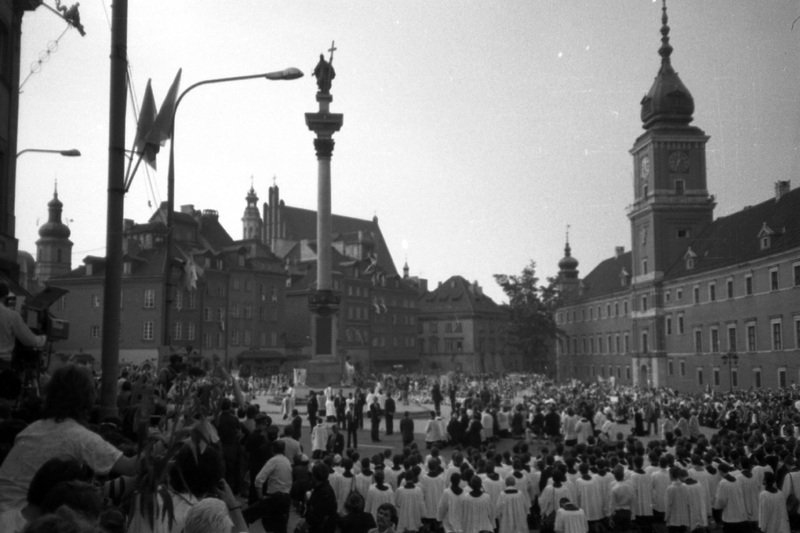 Warszawa 13-14 VI; Jan Paweł II błogosławiący Najświętszym Sakramentem zebranych na Placu Zamkowym w Warszawie w dn. 14 VI 1987 r. (fot. M. Kossowski)