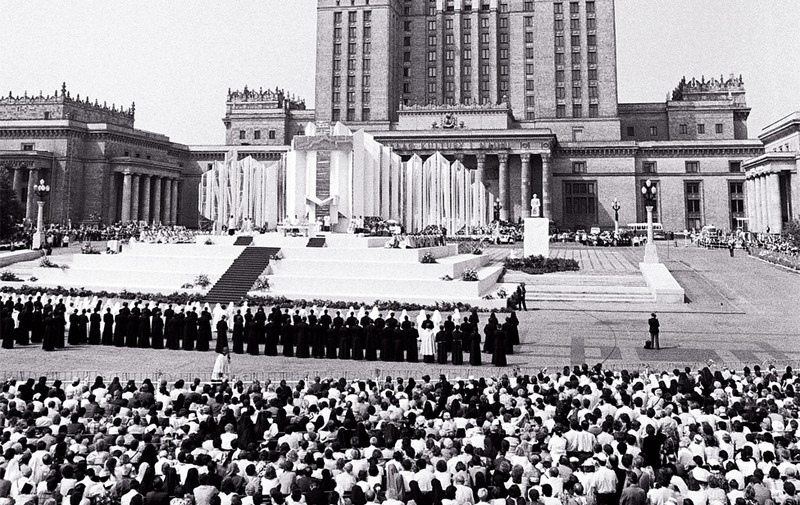 Pope John Paul II celebrates Mass at the main entrance to the Palace of Culture and Science (originally known as the Joseph Stalin's Palace of Culture and Science), Warsaw, June 14th 1987, fot. Stanisław Składanowski