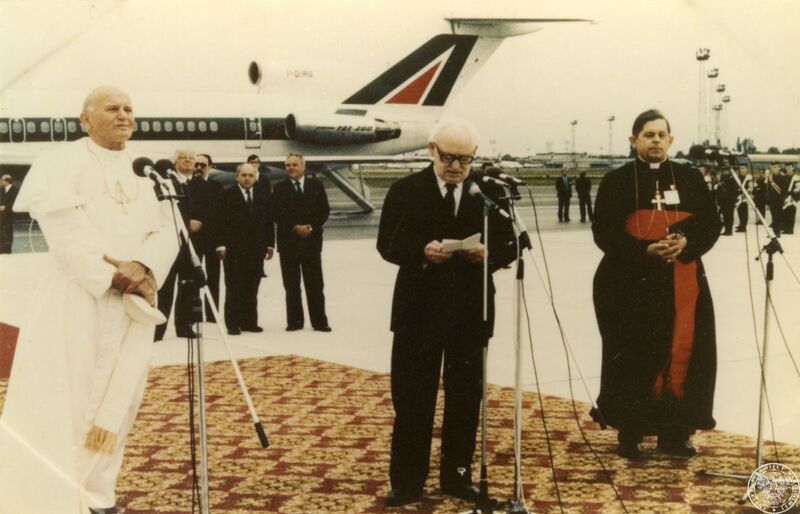 Druga pielgrzymka Jana Pawła II do Polski - powitanie na lotnisku Okęcie w dn. 16 VI 1983 r., fotografia z zasobu Archiwum MSW PRL, PN BU 024